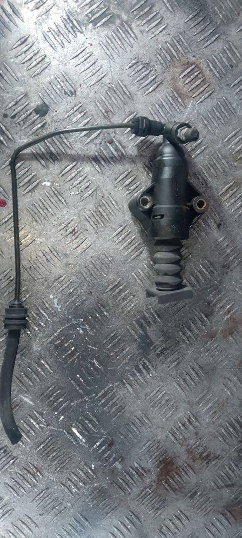 цилиндр сцепления рабочий Skoda Octavia 1 поколение (A4) (1996 - 2000), 1.6 л., бензин, 1J0721261F - фото №1