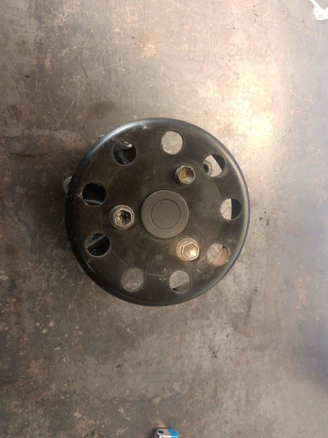 помпа Toyota Yaris Verso 1 поколение XP20 2003, 1.4 л., дизель - фото №1