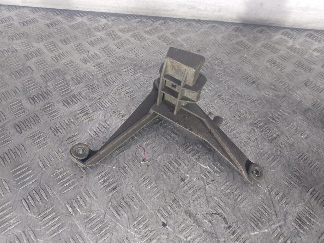 кронштейн (крепление) Volkswagen Transporter T5 2008, 1.9 л., дизель, 5МКПП, передний привод - фото №1