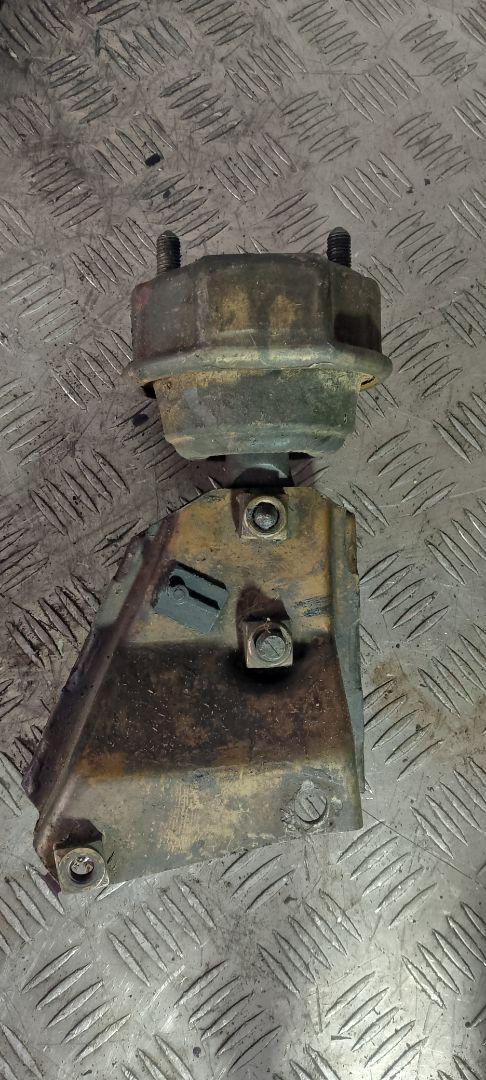 подушка крепления КПП Volkswagen Caravelle T4 (1991 - 2003), 2.0 л., бензин, 7D0399107AC - фото №1